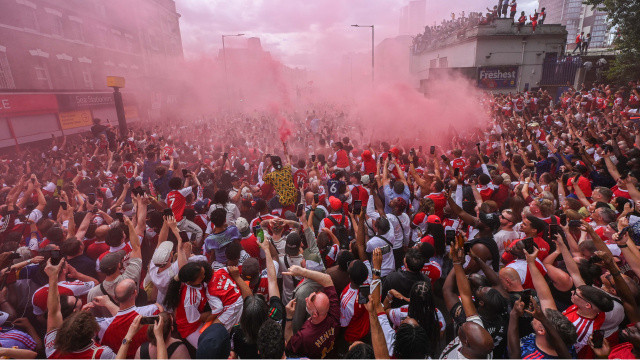 Arsenal, 22 yıl sonraki zaferi taraftarıyla kutladı!