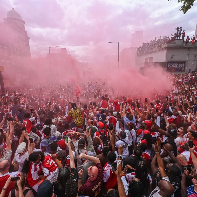 Arsenal, 22 yıl sonraki zaferi taraftarıyla kutladı!