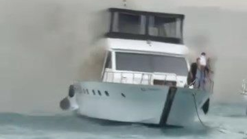Bebek sahili açıklarında teknede yangın