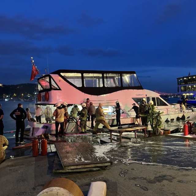 Bebek sahili açıklarında teknede yangın