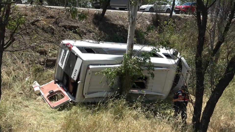 2 araç çarpıştı: 14 yaralı
