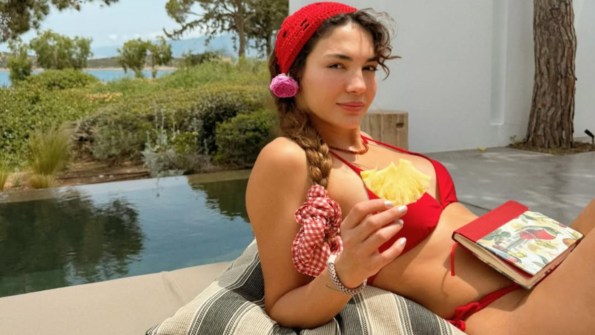 Ebru Şahin'den tatil pozları: Havuz başında kitap keyfi