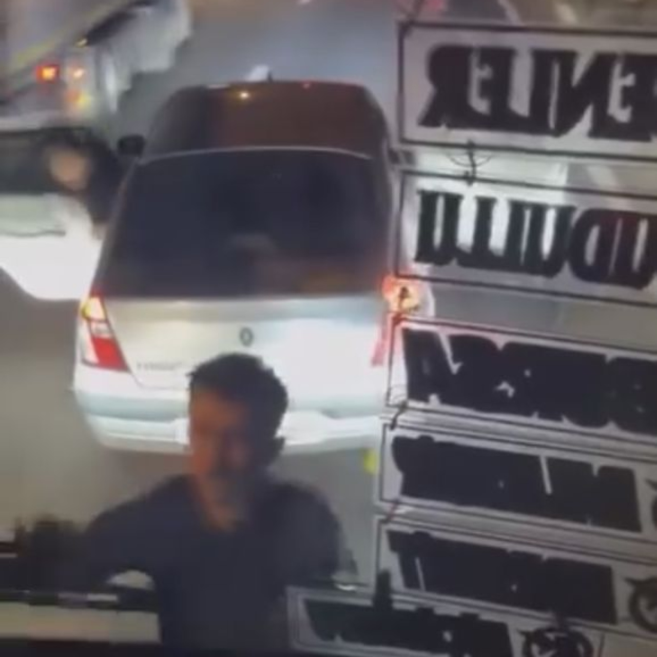 Edremit'te Yolculara Saldırı: Otobüs Takibi ve Zarar Verme Olayında 3 Kişi Gözaltında