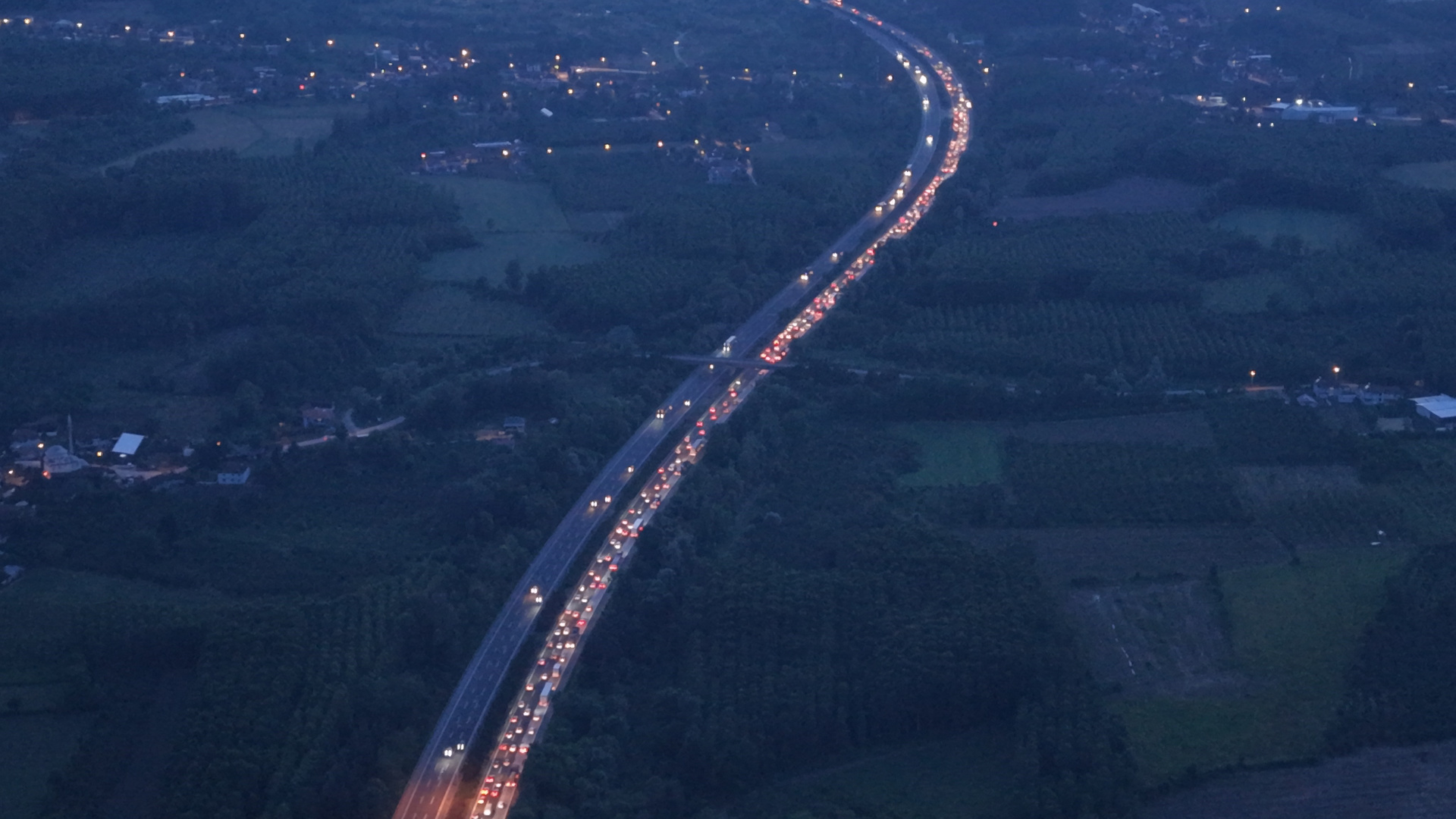 Bayram Bitti Trafik Bitmedi: Düzce Geçişinde Kilometrelerce Kuyruk