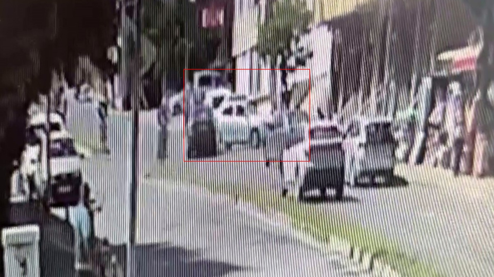 Ehliyetsiz sürücü durağa daldı! 1 ağır yaralı var!