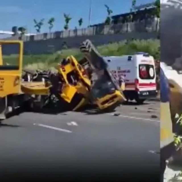 Küçükçekmece'de iş makinesi devrildi