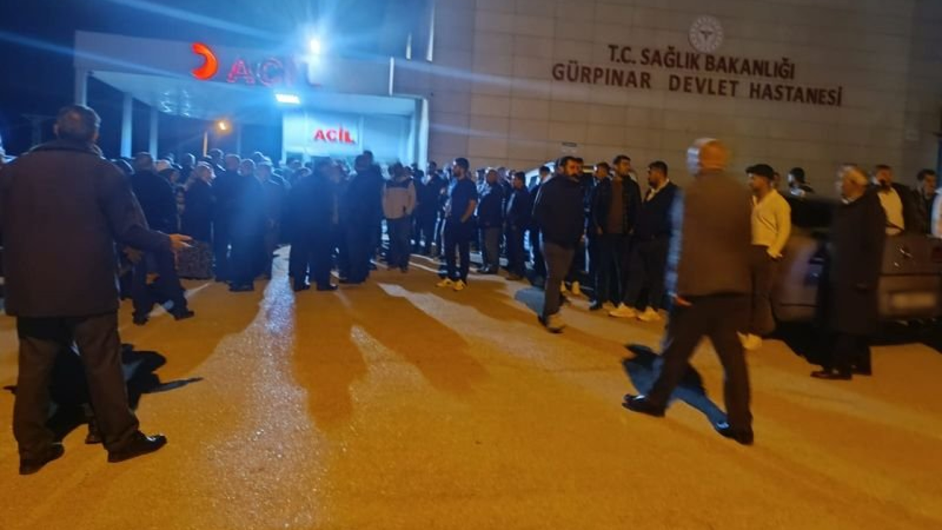Van'da otomobil çarpması: Baba hayatını kaybetti, oğlu yaralandı