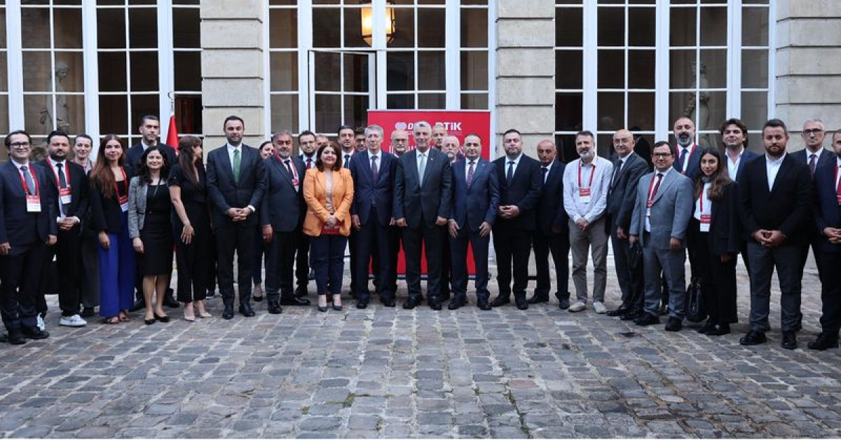Bakan Bolat, Paris'te Türk işinsanlarıyla görüştü