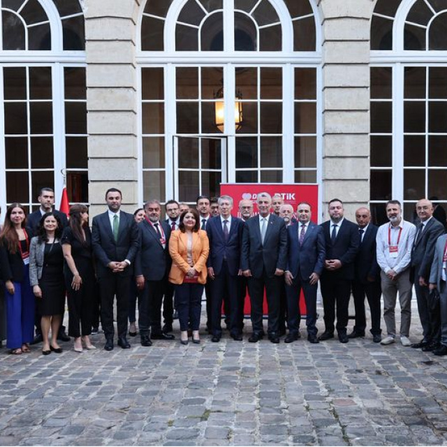 Bakan Bolat, Paris'te Türk iş insanlarıyla görüştü