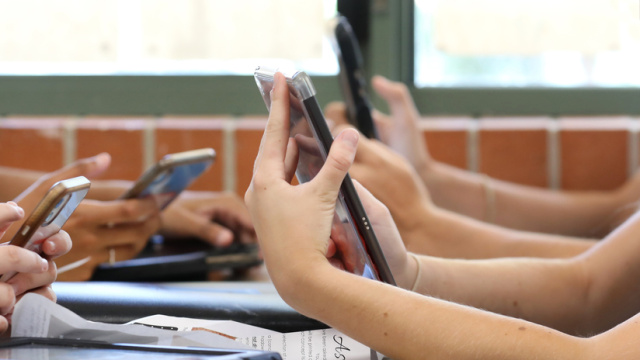 Avrupa'da okullarda cep telefonu yasağı büyüyor