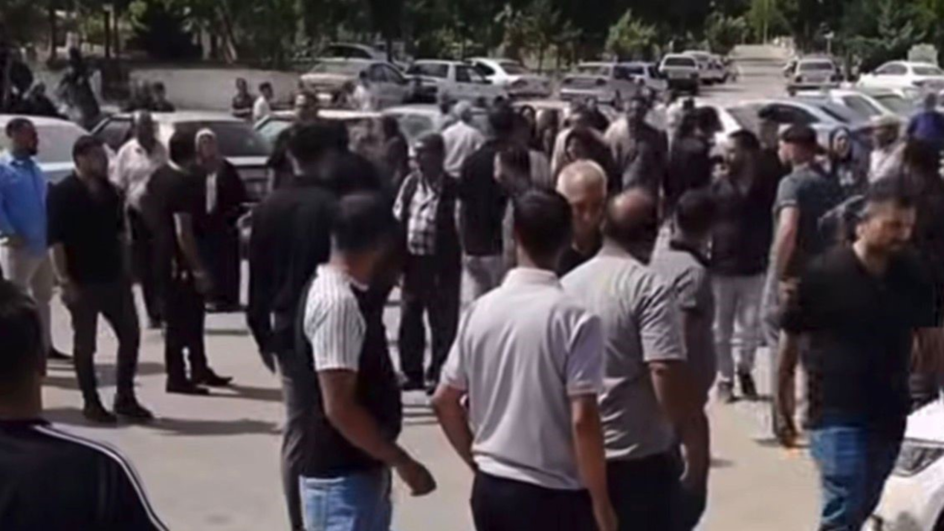 Gaziantep'te Mezarlıkta Silahlı Çatışma: 2 Yaralı, Çok Sayıda Araç Hasar Gördü