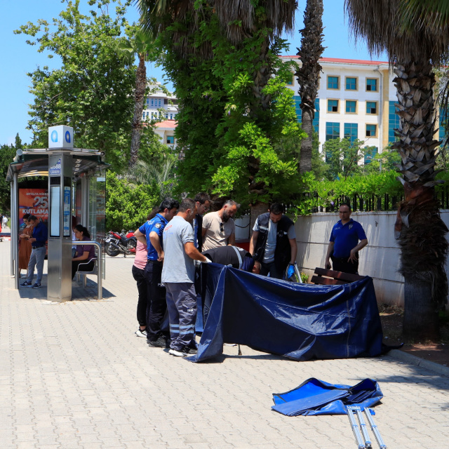 Otobüs durağındaki bankta ölü bulundu