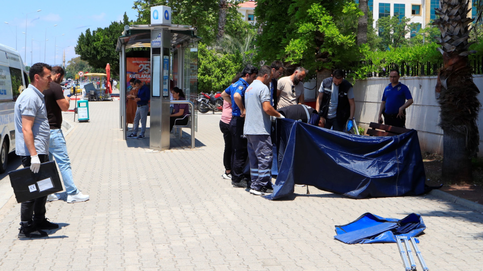 Otobüs durağındaki bankta ölü bulundu