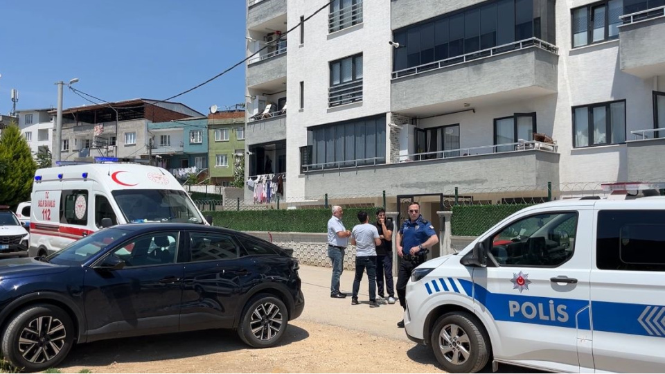 Eşini defalarca bıçakladı! 10 yaşındaki oğlu polisi aradı!