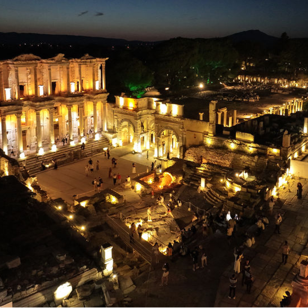 Efes'in Gizemli Işıkları: Tarihin Kalbinde Bir Geceye Sahne