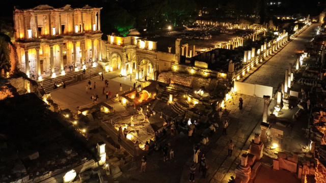 Efes Antik Kenti'nde gece müzeciliği başladı