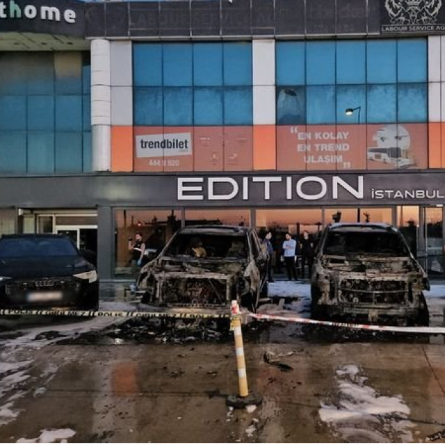 Bakırköy'de 50 milyon liralık 4 otomobil küle döndü