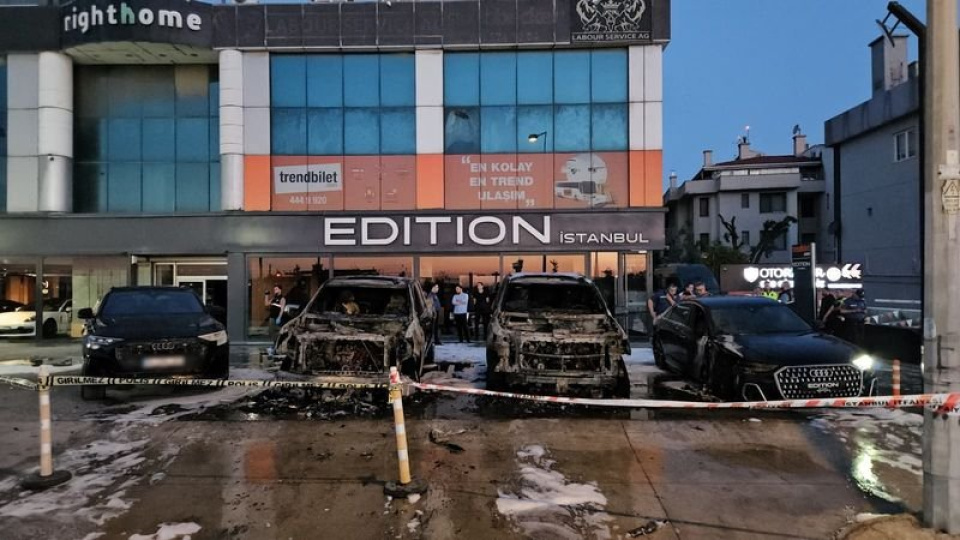 Bakırköy'de 50 milyon liralık 4 otomobil küle döndü