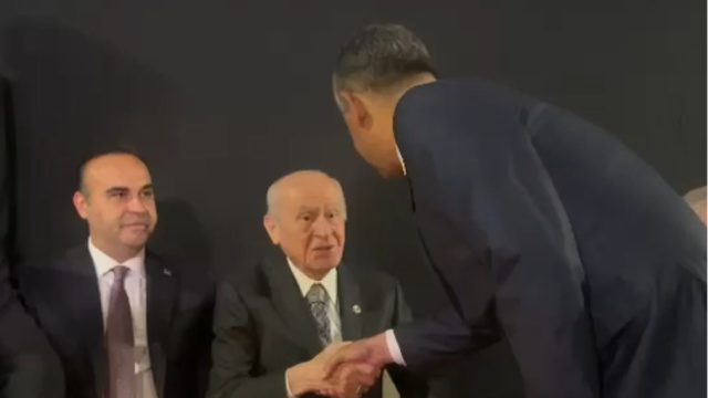 Bahçeli ile Özel tokalaştı