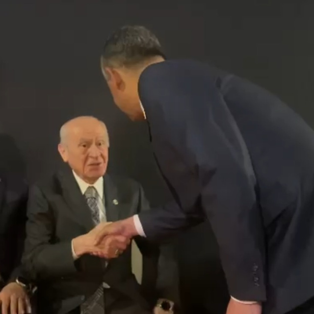 Bahçeli ile Özel tokalaştı