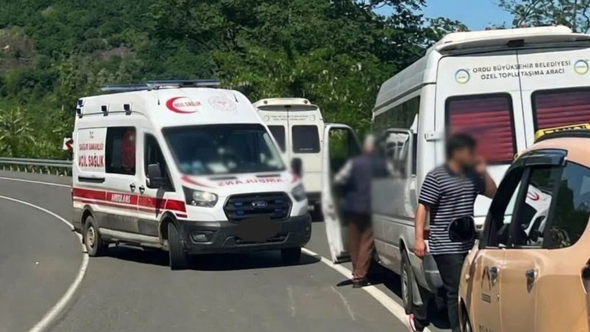 Kalp krizi geçiren minibüs şoförü faciayı önledi, hayatını kaybetti