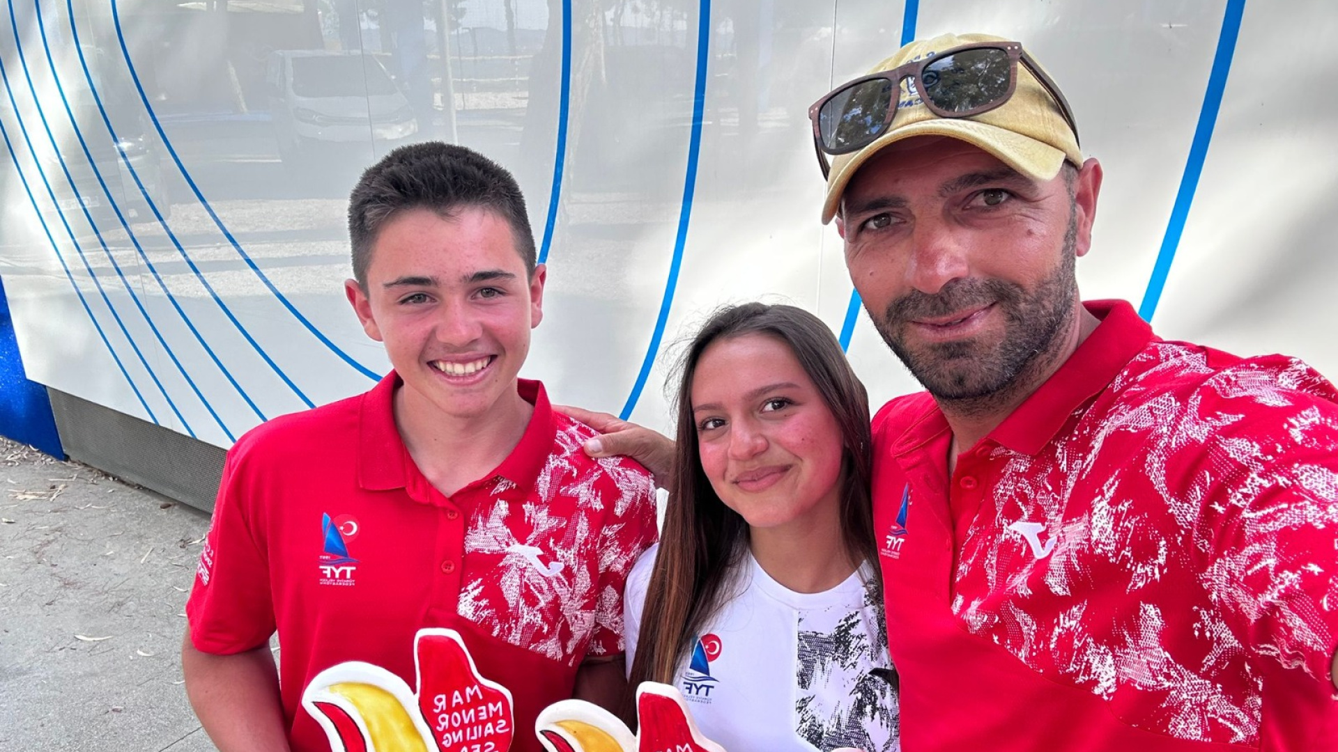 Genç Windsörfçüler Uçay Özgöz ve Mayda Kolburan Avrupa Şampiyonu