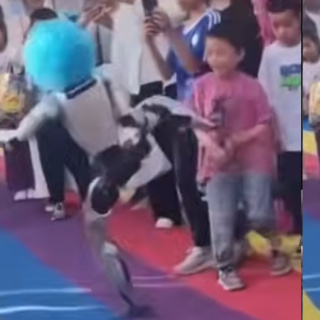 İnsansı robot çocuğu tekmeledi!