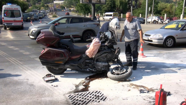 Ambulansla motosiklet çarpıştı