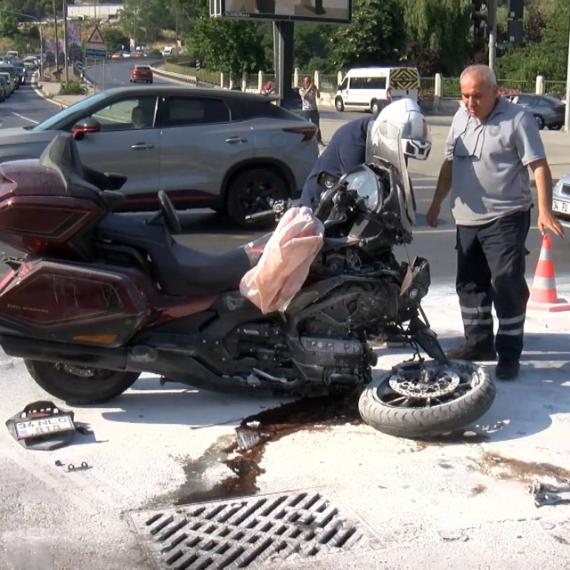 Ambulansla motosiklet çarpıştı