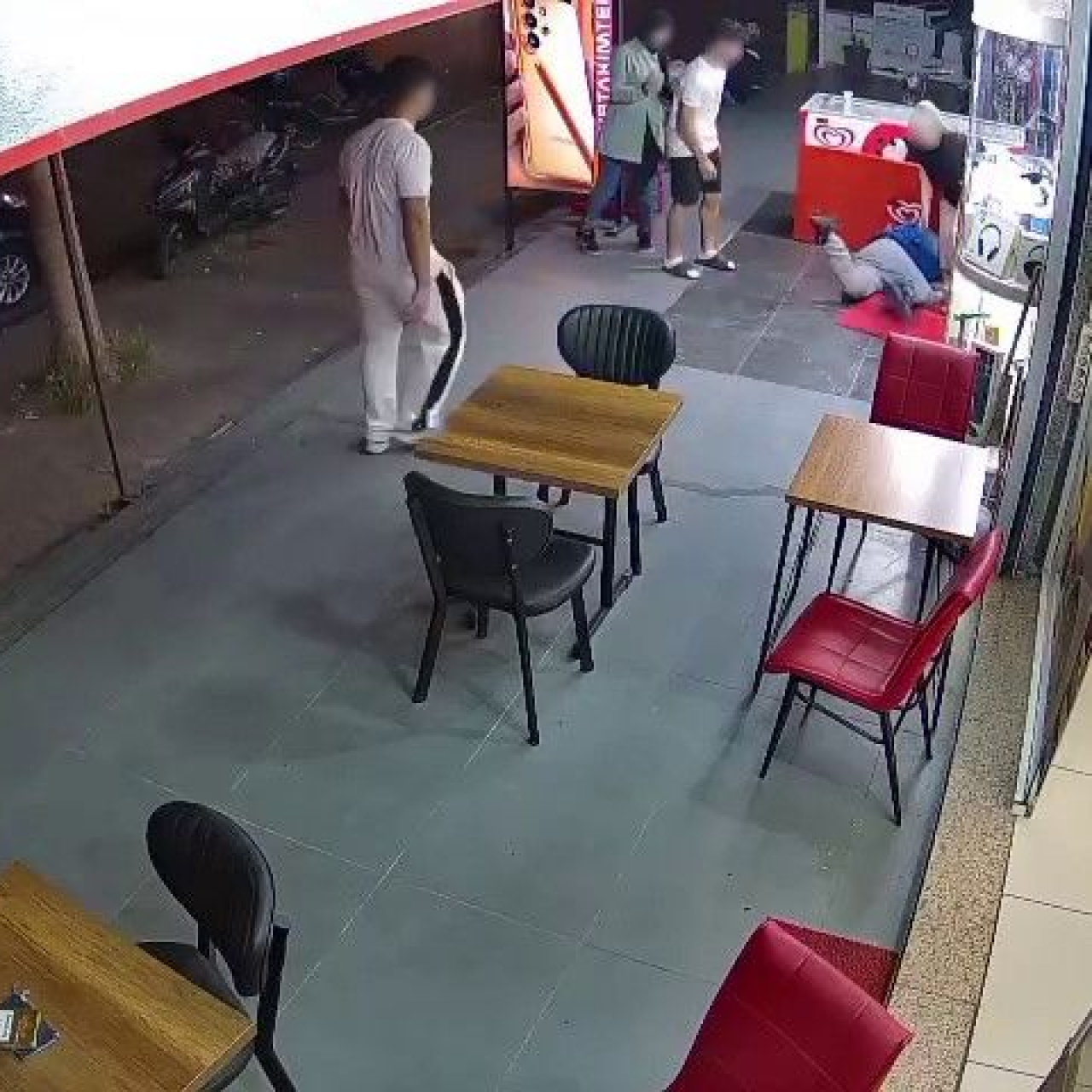 Esenyurt'ta Gergin Anlar: Alkolün Tetiklediği Çatışma ve Bıçak Saldırısı