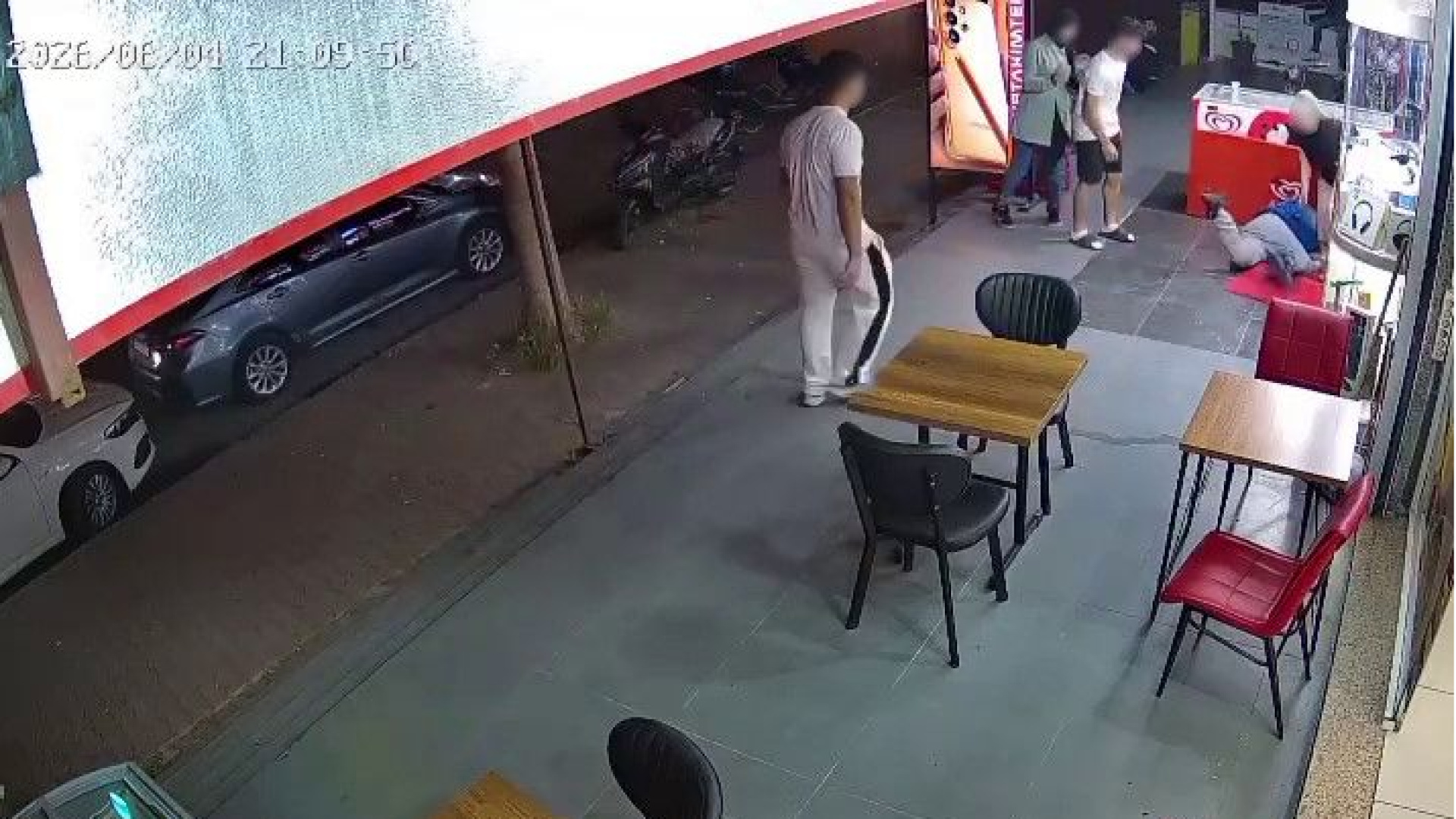 Esenyurt'ta alkollü şüpheli kadın esnafa bıçak çekti, ayağı takılıp düştü
