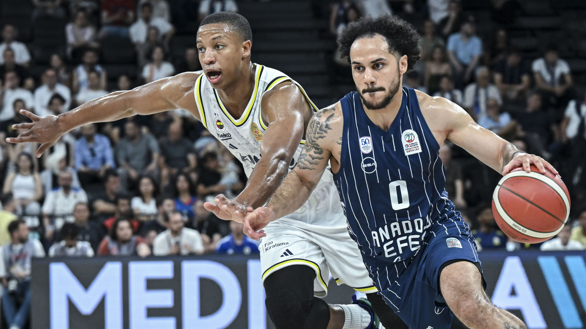 Anadolu Efes, Fenerbahçe Beko'yu 102-93 Yenerek Seride Durumu 2-1'e Getirdi