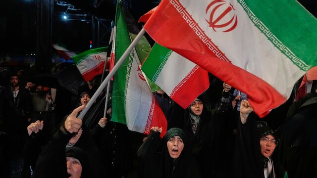 İran: ABD destroyerlerine füzelerle uyarıda bulunduk