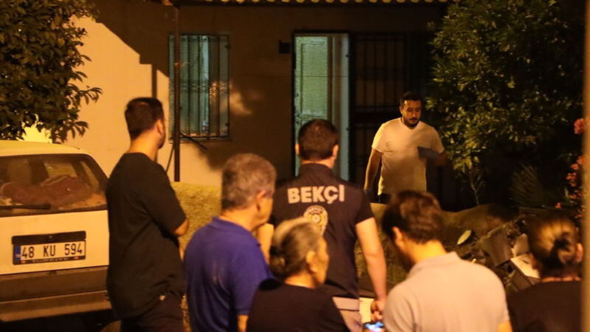 Babasının cenazesiyle iki gün aynı evde yaşadı