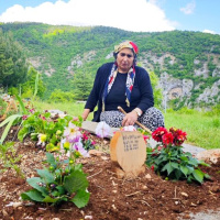 Yaşamadığı acı kalmadı! Torunları için ayakta