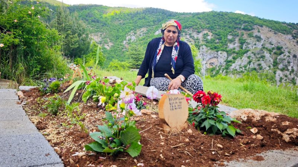 Yaşamadığı acı kalmadı! Torunları için ayakta