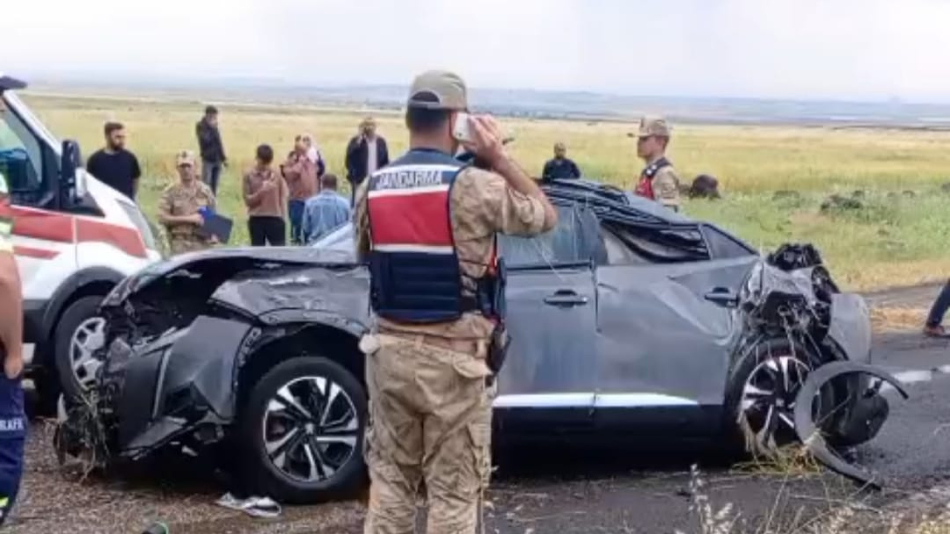 Diyarbakır'da nişan dönüşü kaza: 2 ölü, 1 yaralı, acı haber kalp krizi getirdi