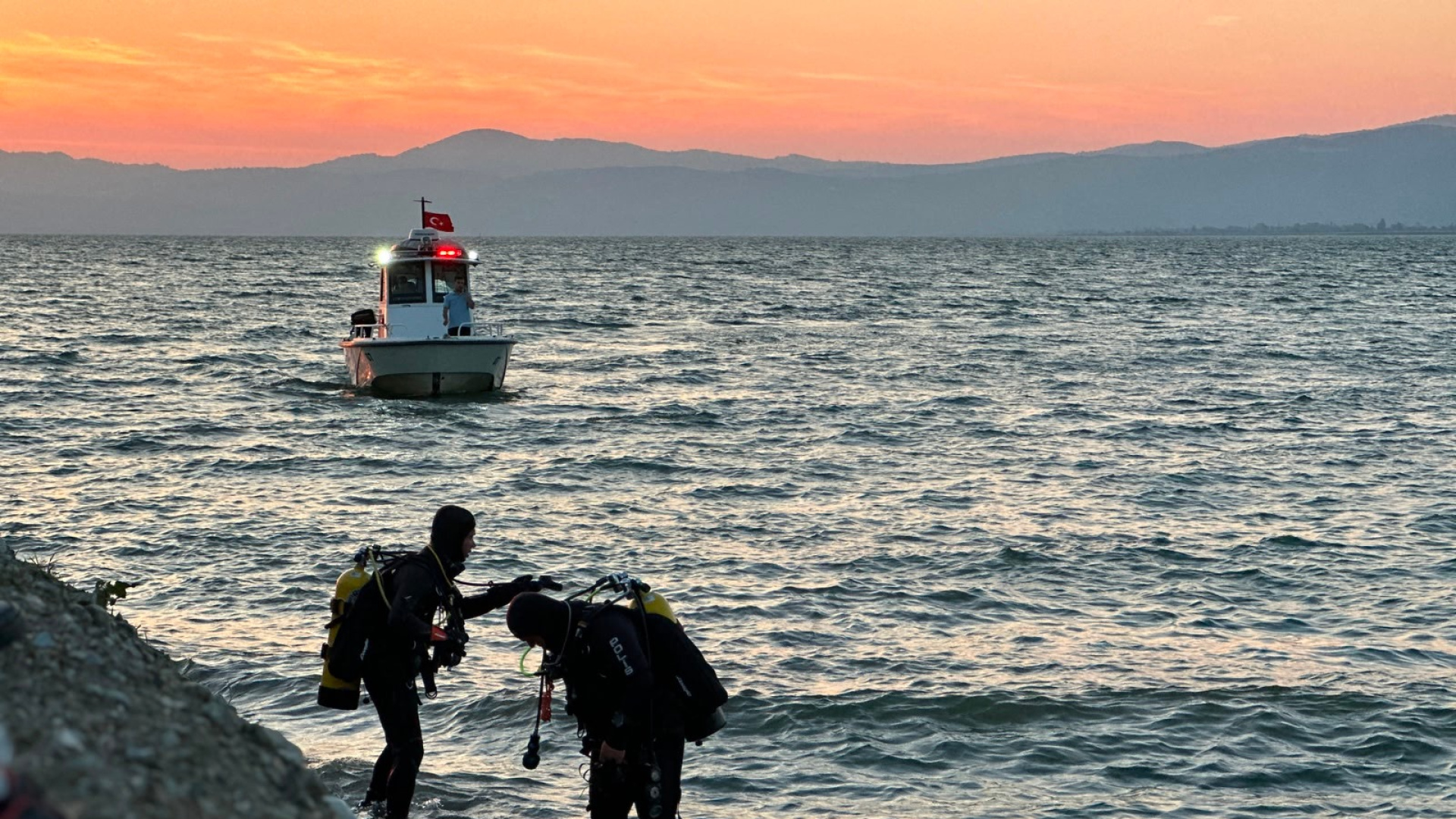İznik Gölü'nde akıntıya kapılan emekli polis hayatını kaybetti, oğlu kurtarıldı