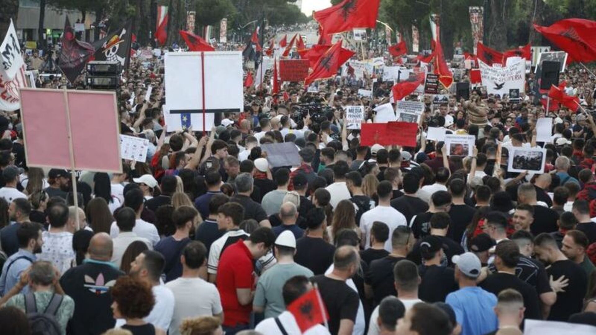Arnavutluk'ta Trump bağlantılı turizm projesi protestoları sürüyor
