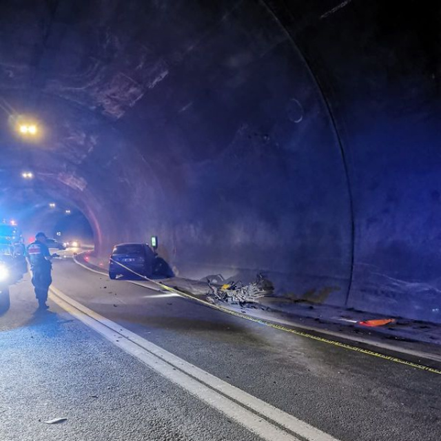 Tünelde otomobil ile motosiklet çarpıştı: 1 ölü, 2 yaralı