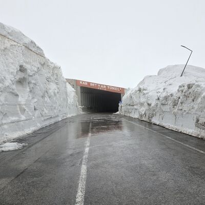Van-Bahçesaray yolu ulaşıma açıldı