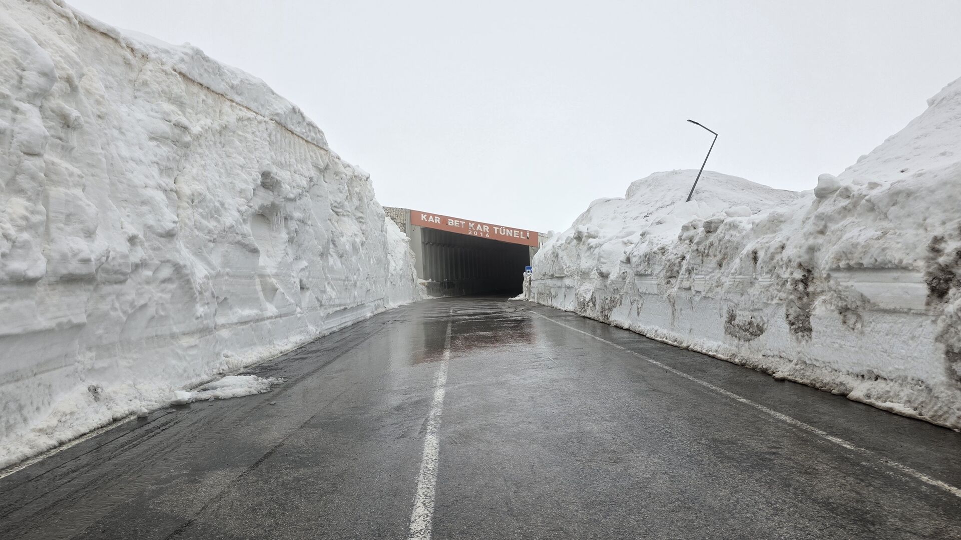 Van-Bahçesaray Yolu 6 Ay Sonra Kontrollü Olarak Ulaşıma Açıldı