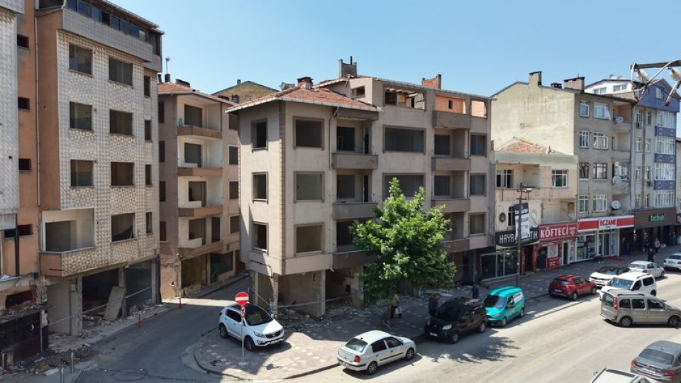 4 kişinin öldüğü çöken binanın çevresindeki yapılar yıkılıyor