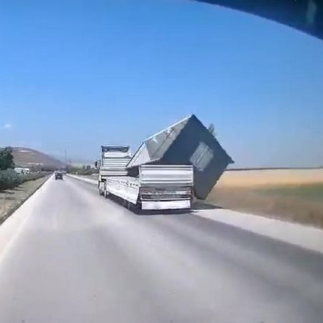 TIR'da yüklü konteyner düştü!