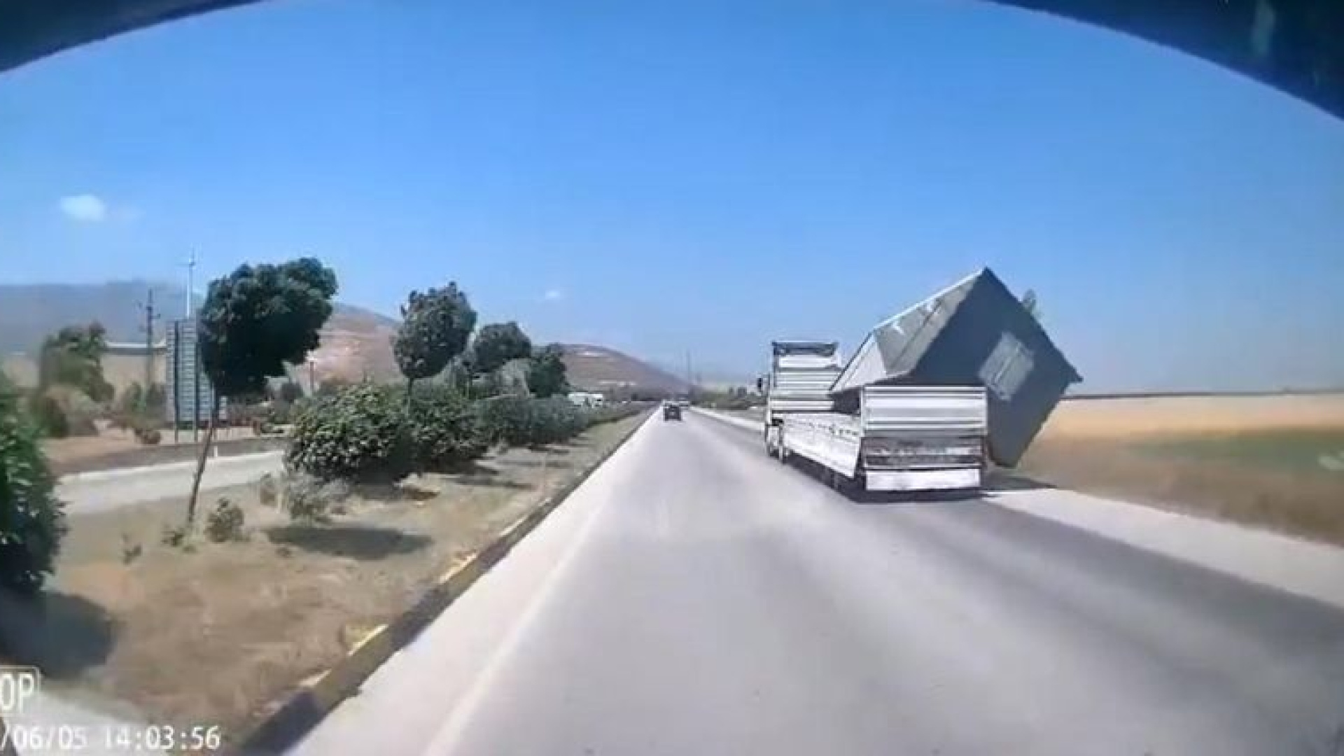 Hatay'da fırtınada TIR'dan düşen konteyner kamerada
