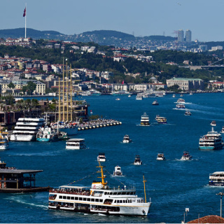 Boğaz'da gemi trafiği askıya alındı