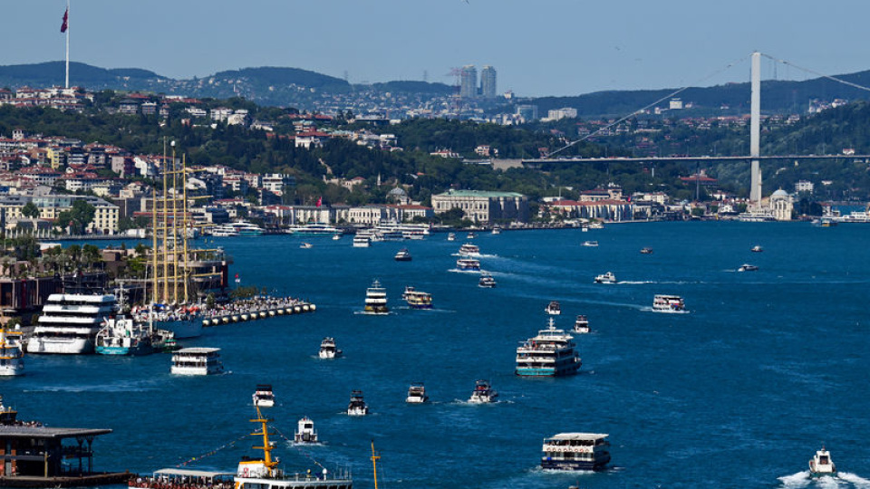 Boğaz'da gemi trafiği askıya alındı