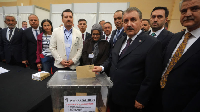Destici yeniden genel başkan