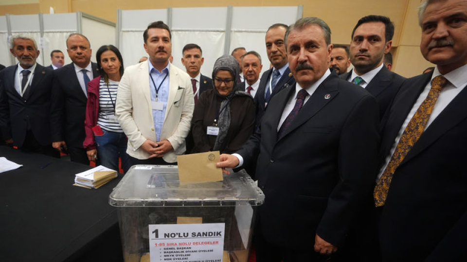 Destici yeniden genel başkan