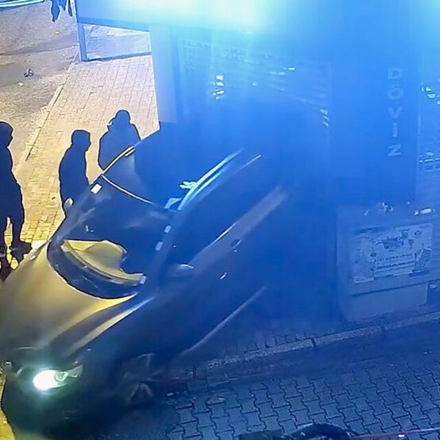 Ciple kapıyı kırıp döviz çaldılar!